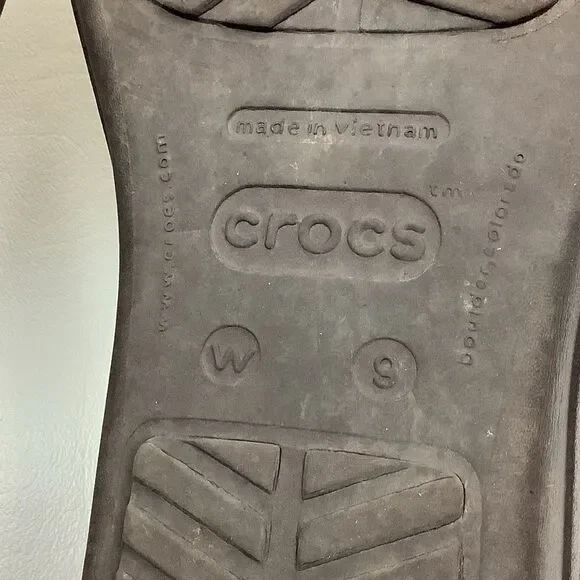 Crocs Sanrah Brown Gold Circle Accent Flip Flop Thong Sandals Women 9 Low Wedge - Picture 7 of 14